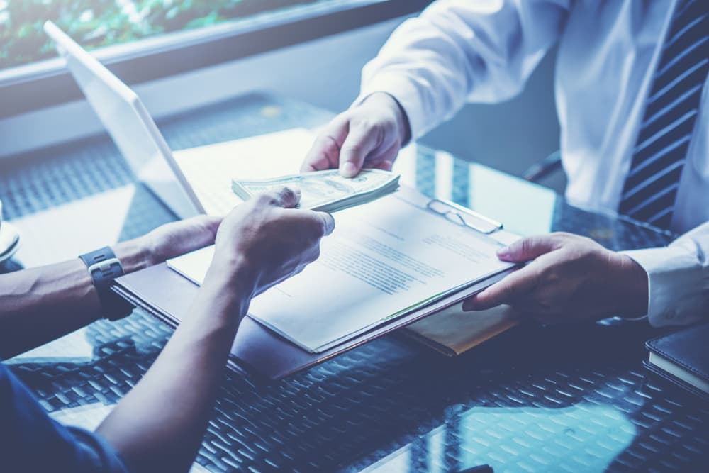 Esto puede ser ya bien sea en una carrera profesional o trabajos técnicos si en los mismos hay dinero por medio, un pago atrasado o una demanda legal pendiente.