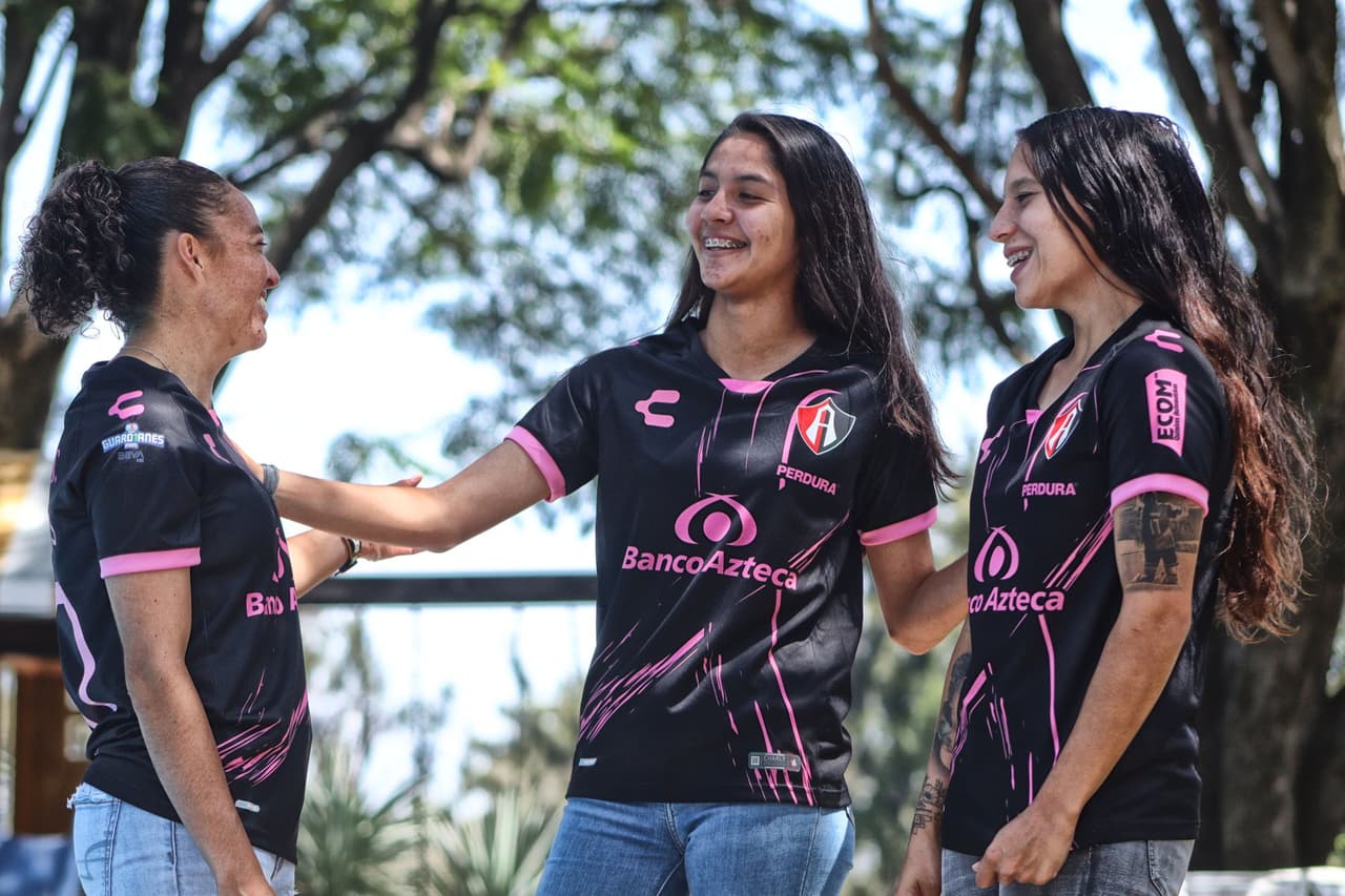 Atlas y Santos presente unos hermosos jerseys de edición especial para apoyar a la lucha frente al Cáncer de Mama en México.