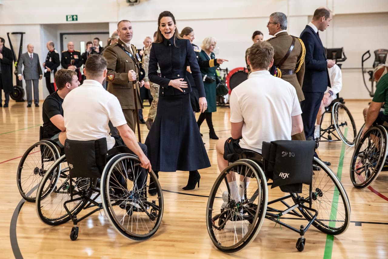 Durante su estancia, Kate Middleton pudo conversar con los residentes y el duque y su padre se unieron en un juego amistoso de baloncesto en silla de ruedas con residentes del hospital.