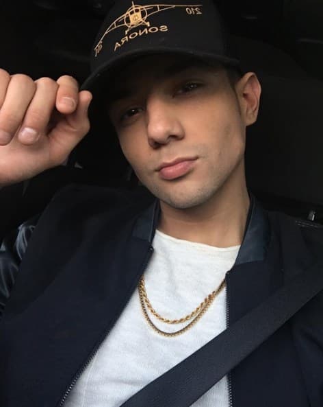 La gorra también puede ser una gran solución para esos días en los que tu pelo tiene vida propia.