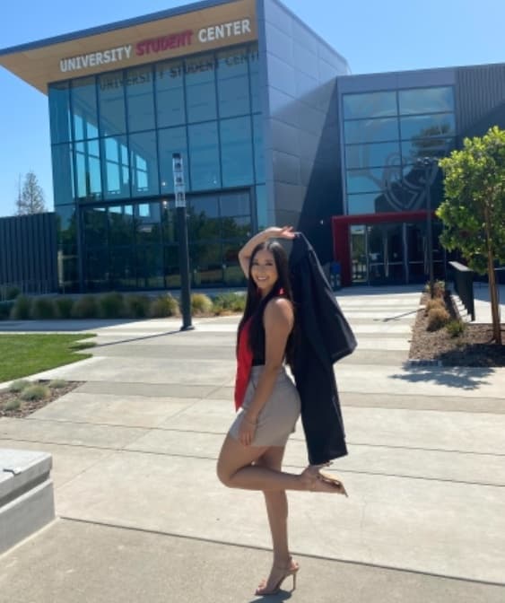 <b>Alexis Meza</b> — Universidad
<br>
<br>"Alexis es la hija mayor y la primera persona de su familia en graduarse de la universidad, con una licenciatura en biología. Sus padres José y María, de Livingston, están muy orgullosos de ella".