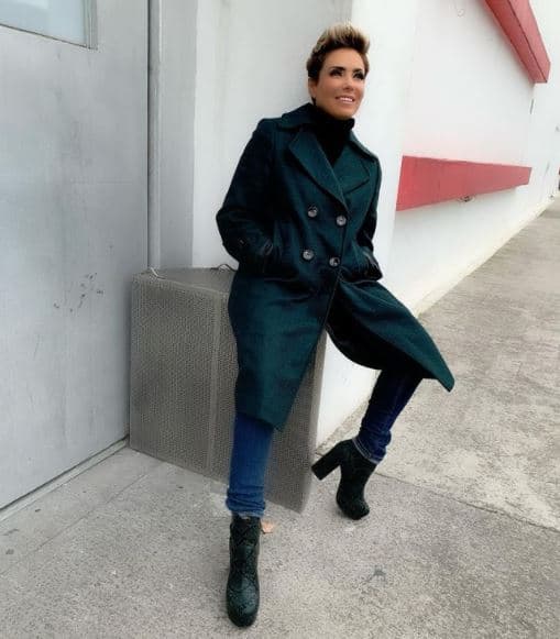 Los estampados extravagantes también son lo suyo, pues en este 'look' presumió de unos botines 'animal print' de serpiente que le agregaron mucha personalidad al conjunto invernal.