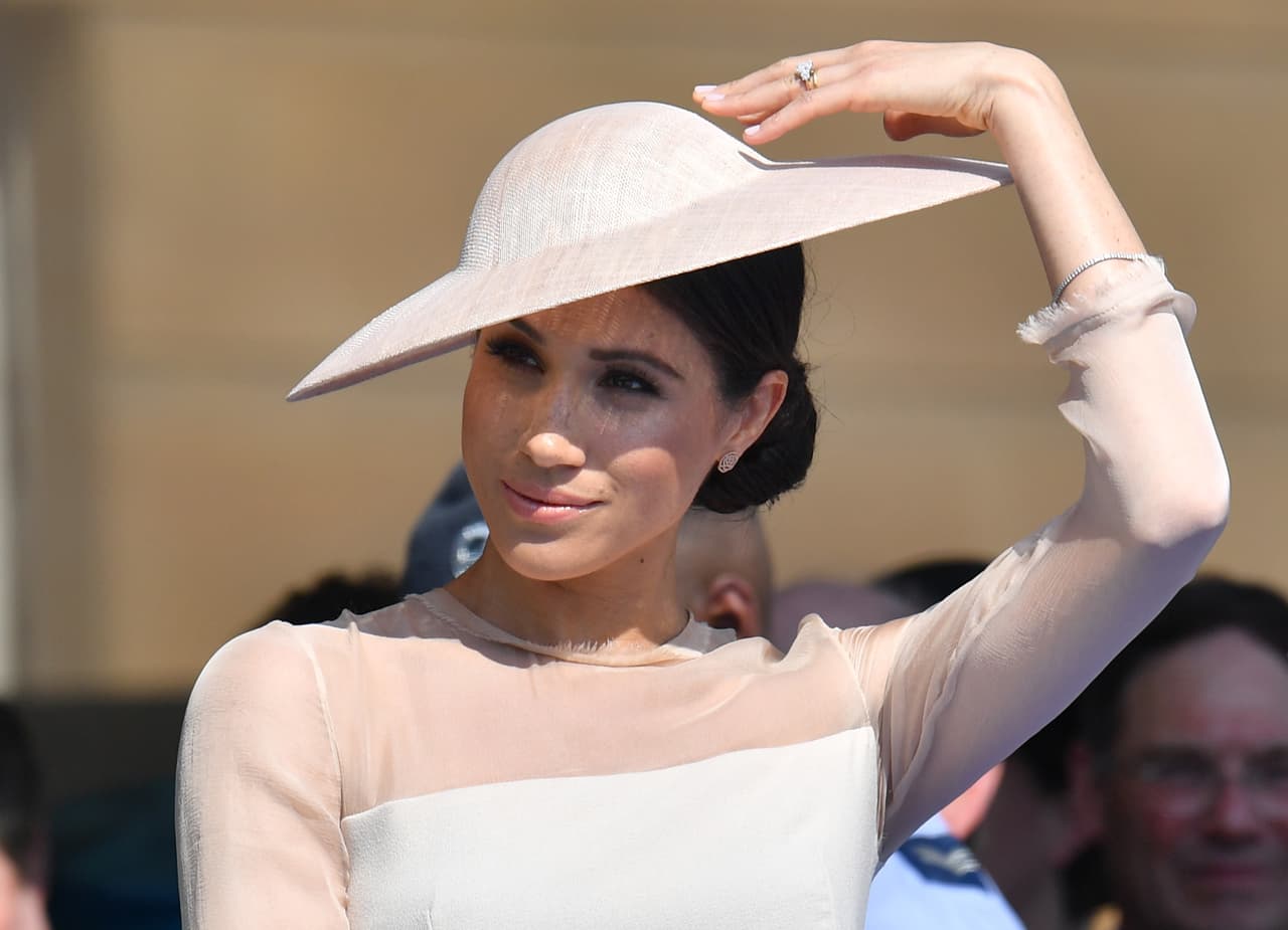 Y eso mismo decidió para
<a href="https://www.univision.com/entretenimiento/de-la-cabeza-a-los-pies-esto-cuesta-el-outfit-de-meghan-markle-en-su-primer-acto-oficial-como-duquesa"> su look en el cumpleaños</a> del príncipe Carlos en el que el vestido tenía las mangas en gasa de seda que llegaban hasta las muñecas.
