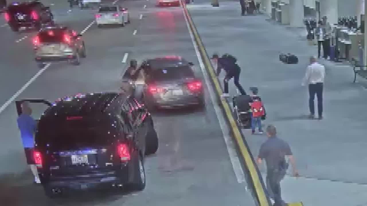 Roban carro con un niño adentro y la madre salta a rescatarlo con el vehículo en movimiento