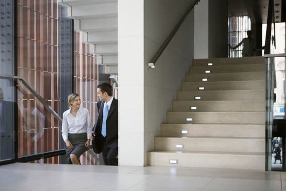 Si trabajas en un edificio alto, puedes combinar unos pisos de elevador con otros de escaleras.