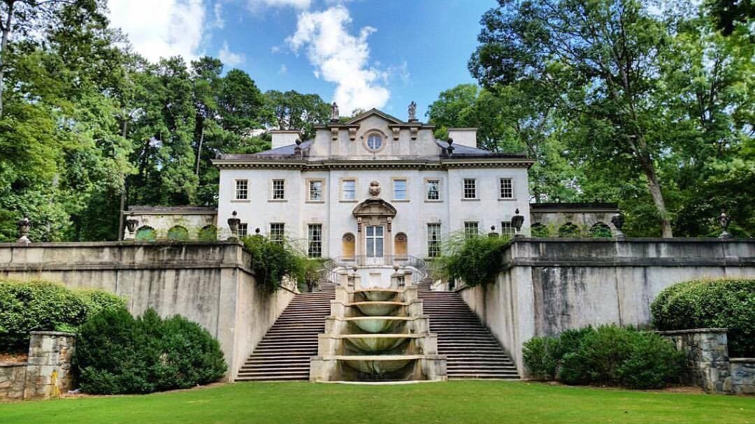 <b>The Hunger Games (The Swan House en Atlanta)</b>. Los Juegos del Hambre se filmó en diferentes lugares de Georgia, pero un lugar icónico que muchos probablemente notarán es la famosa Swan House en Atlanta.
