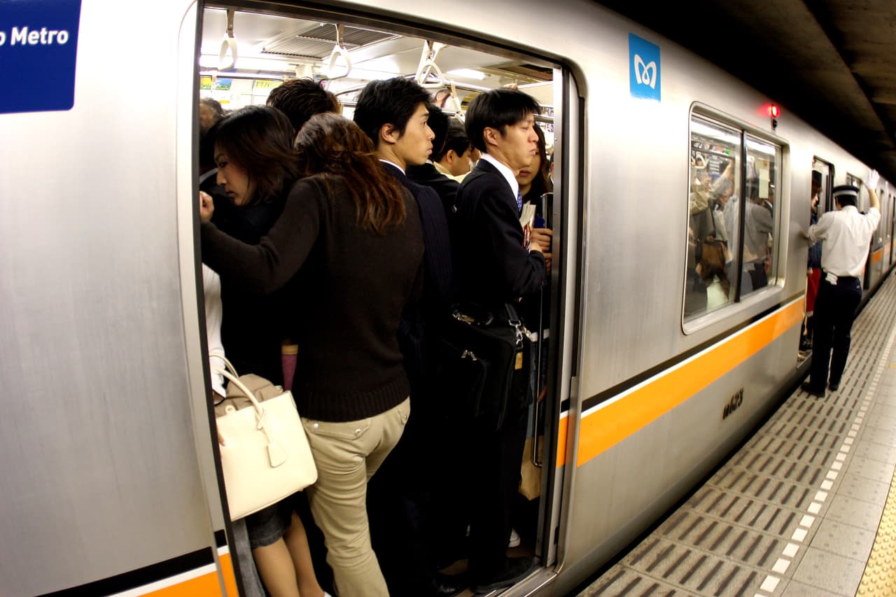 En la estación de Akihabara debes tomar la línea con rumbo a Hibiya y bajarte en la estación Kayabachou. De inmediato debes caminar hasta la plataforma para Hatchobori.