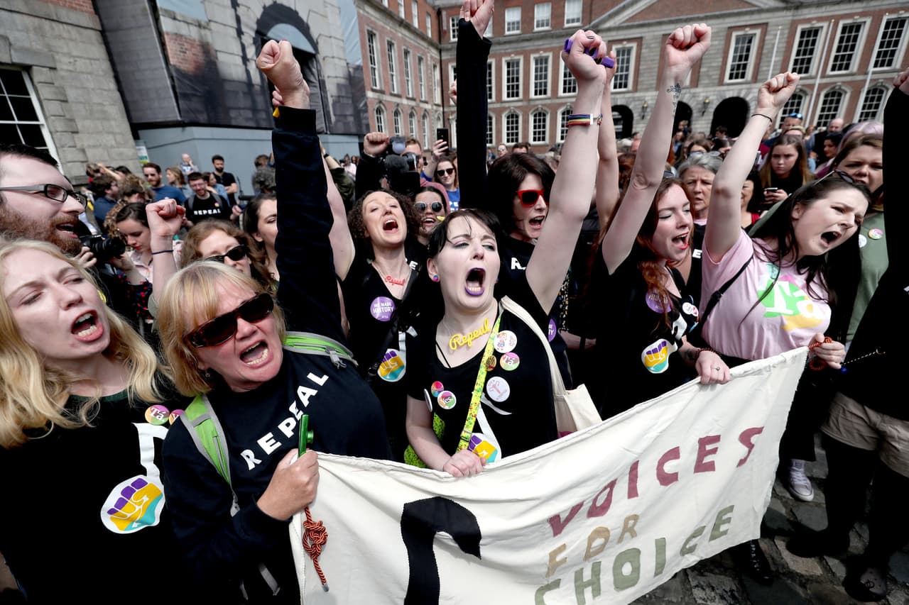 "Una revolución silenciosa": Irlanda vota rotundamente a favor de cambiar su restrictiva ley de aborto 