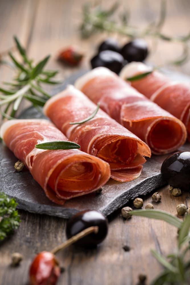 Jamón serrano con membrillo. Caso hipotético; tienes una reunión por la noche con tus mejores amigos y eres la anfitriona, tenemos la receta perfecta para ti. Se trata de unos rollitos de jamón serrano con membrillo procura tener cuidado al momento de presentarlos para que luzcan de diez. Se recomienda que la bebida que ofrezcas sea vino; son la combinación perfecta.