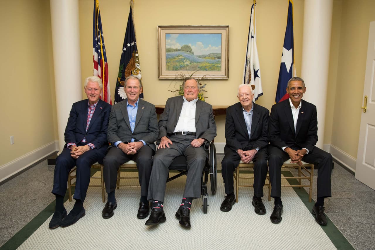 5 presidentes. En esta foto están de izquierda a derecha: Bill Clinton, George W. Bush, George H. W. Bush, Jimmy Carter y Barack Obama. Bush padre viste unos calcetines con banderas de Texas.