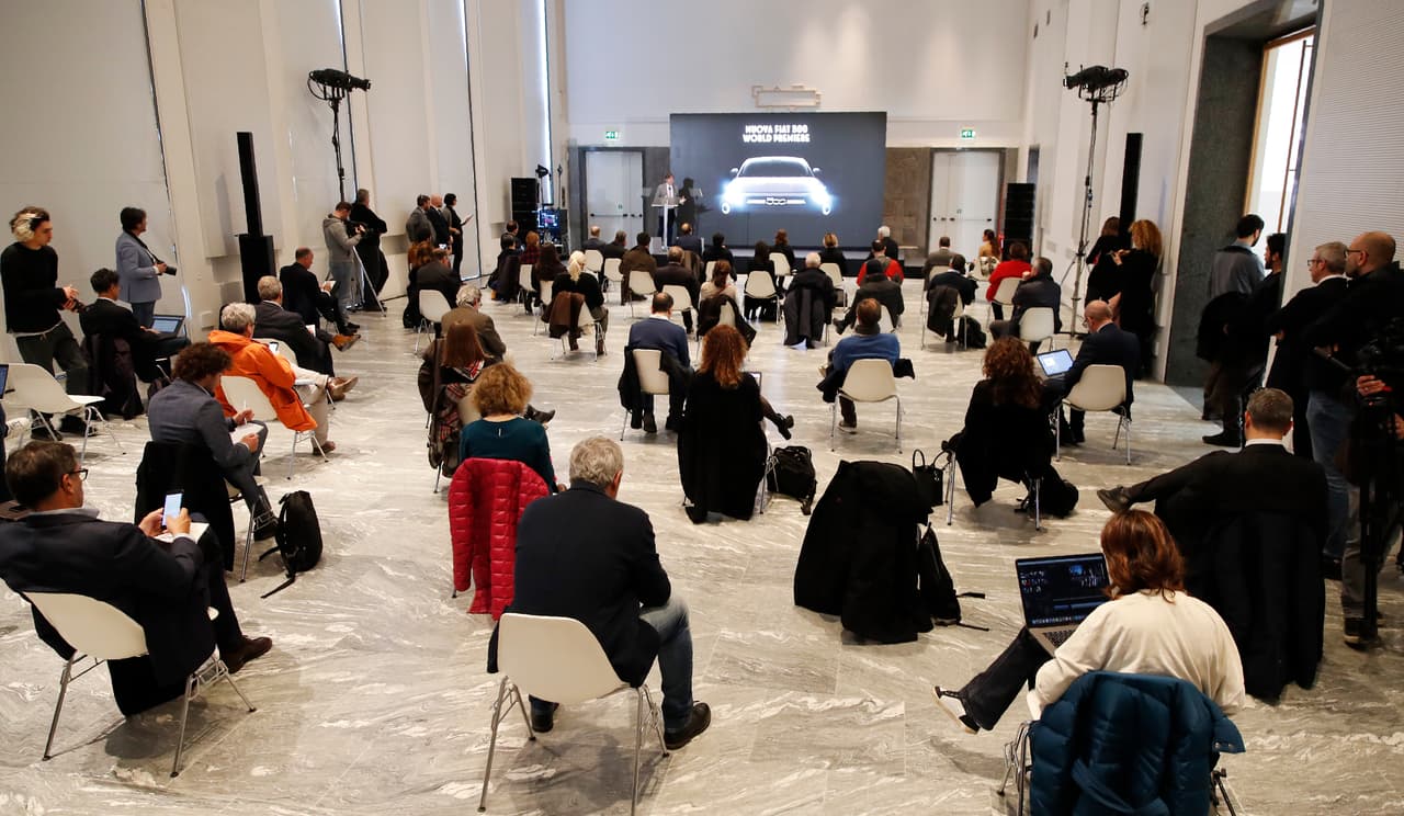 Asistentes a un acto de presentación en la factoria de la compañía Fiat en Milán se sientan respetando la distancia recomendada por las autoridades sanitarias italianas.