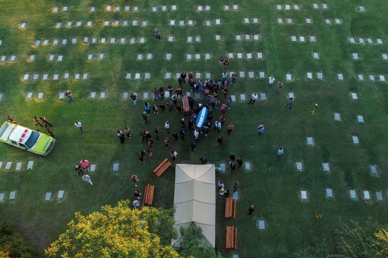 Una vista aérea del cementerio donde sus familiares y amigos realizaron una breve ceremonia religiosa antes de darle sepultura.