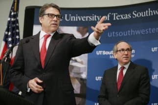 Perry solicitó que se acrediten más laboratorios en otras partes de Texas.