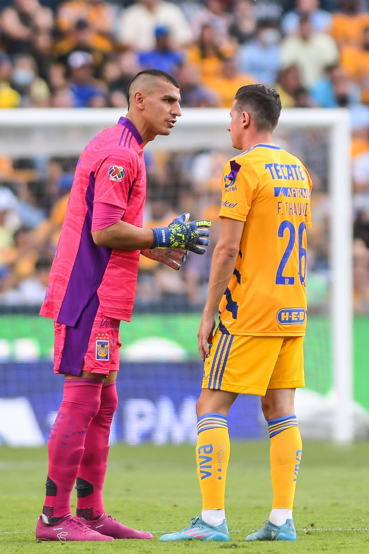 El Patón daba indicaciones a Thauvin, que salió de cambio y le reclamó a su DT.