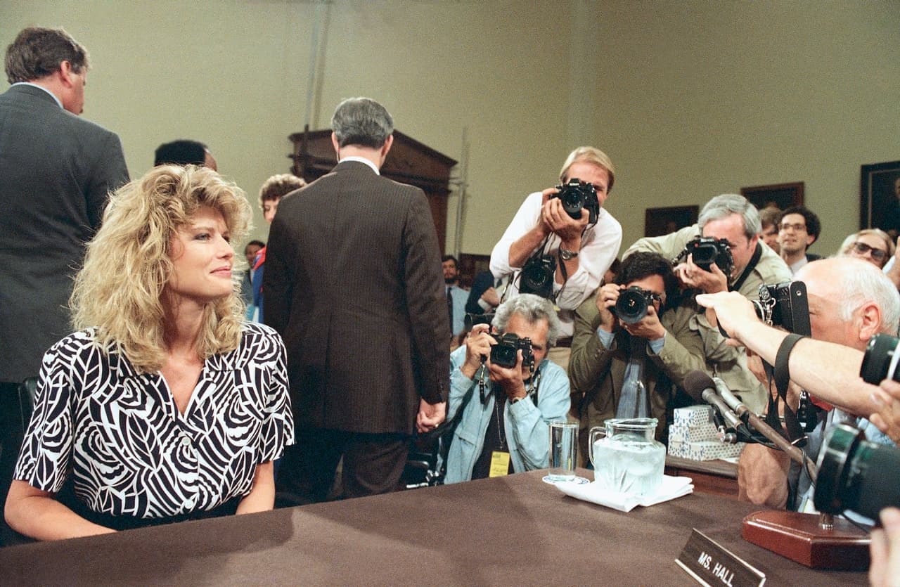 Fawn Hall, exsecretaria de Oliver North, comparece ante una comisión que investigaba el escándalo Irán-Contras en junio de 1987.