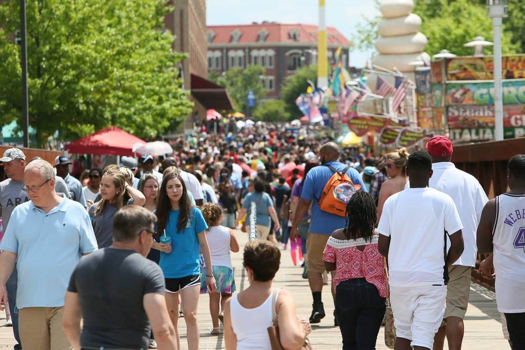 El sábado, se tendrá desde una feria de la calle del centro con una variedad de vendedores que incluyen artesanías, productos comerciales y mucho más, hasta la Zona infantil y un espectáculo de bicicletas BMX, todo mientras los asistentes pueden visitar Festival Park para aprovechar el concierto gratuito.