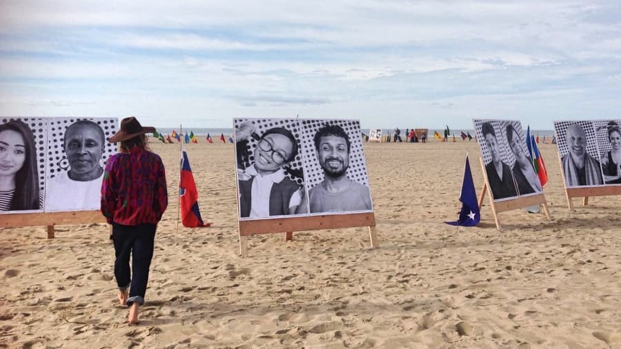En junio de 2017 el proyecto de arte se hizo presente en la playa de Santa Mónica en contra del racismo y la discriminación.