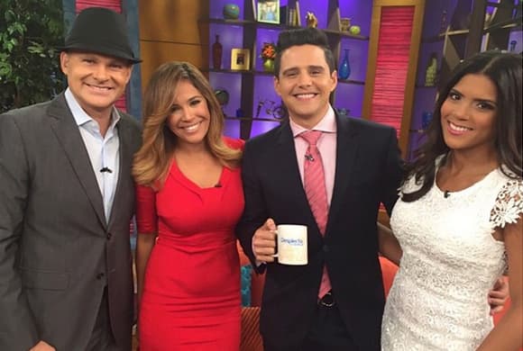 'Lo amigos son la familia que se escoge. Family Time en @despiertaamericatv', expresó Alejandro. (Junio 8, 2015)