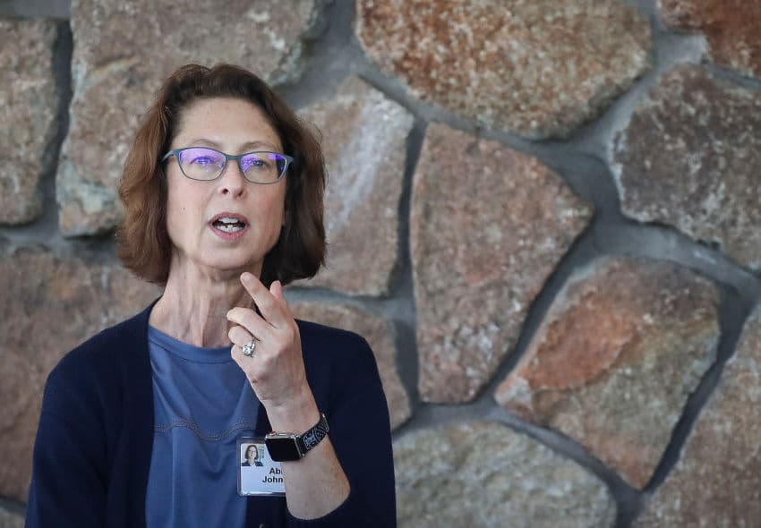 <b>ABIGAIL JOHNSON (9)</b>. Desde el año 2014 dirige la empresa Fidelity Investments, un gigante de fondos de inversión con sede en Boston, de la que también es su presidenta. 
<i>Forbes </i>estima que es propietaria de un 24.5% de la empresa, que tiene casi 2.9 billones de dólares en activos gestionados. En 2018, Fidelity puso en funcionamiento una plataforma para comerciar con las criptomonedas 
<a href="https://www.univision.com/temas/bitcoin">Bitcoin</a> y Eter. Johnson es graduada en Empresariales por la Universidad de Havard.