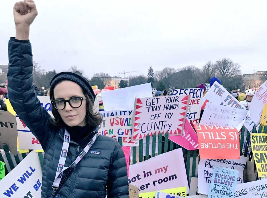 La cineasta colombiana
<b>Paola Mendoza</b> fue la directora artística de la
<a href="https://www.univision.com/noticias/la-marcha-de-las-mujeres/las-marchas-de-las-mujeres-un-gran-movimiento-de-resistencia-frente-a-trump">Marcha de las Mujeres</a>, que en el mes de enero se convirtió en una de las
<a href="https://www.univision.com/noticias/politica/estos-datos-muestran-que-las-marchas-de-las-mujeres-fueron-las-protestas-mas-numerosas-de-la-historia-de-estados-unidos">mayores manifestaciones</a> de la historia de Estados Unidos. Se estima que acudieron entre 470,000 y 680,000 personas, y se escucharon en tarima desde historias como la de Amanda Nguyen, sobreviviente de una violación, hasta el testimonio de Sophie Cruz, la niña de padres indocumentados que habló en inglés y español y le sacó lágrimas a los asistentes. "Luchamos por los derechos de la mujer, la justicia ambiental, los derechos reproductivos, los derechos de los inmigrantes, los derechos de los musulmanes. Todo está conectado. (...) Las libertades están unidas entre sí",
<a href="https://www.univision.com/noticias/la-marcha-de-las-mujeres/la-cineasta-paola-mendoza-planear-la-marcha-de-las-mujeres-en-washington-ha-sido-un-proceso-de-sanacion">dijo Mendoza</a>. Nacida en Bogotá, Colombia, llegó a Los Ángeles cuando tenía 2 años, con su madre y su hermano de 6 años. Quiere que el movimiento sea catalizador de un
<b>movimiento que motive a las personas a involucrarse en la política local y nacional</b>.