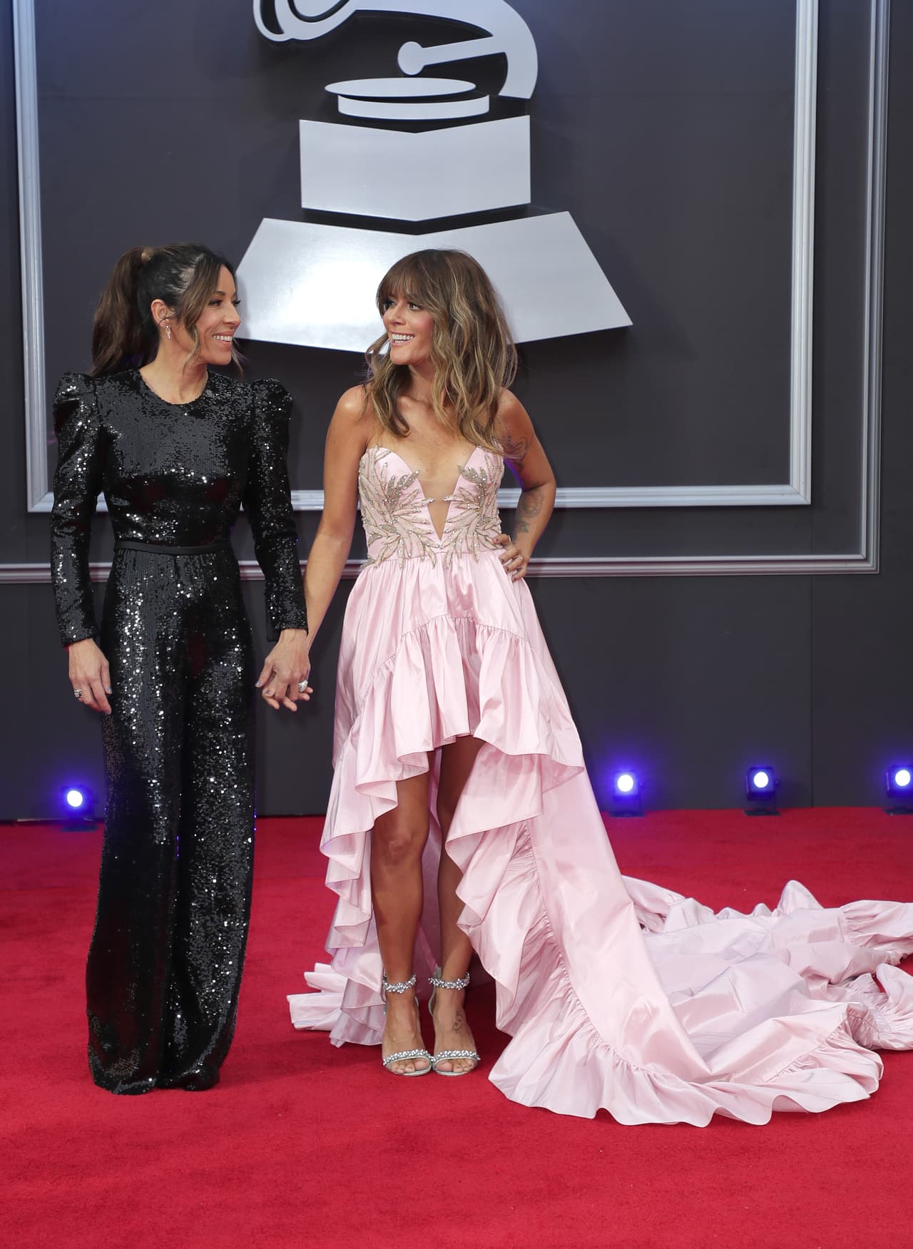 La cantante española Kany García, nominada en varias categorías, acompañada de su pareja.