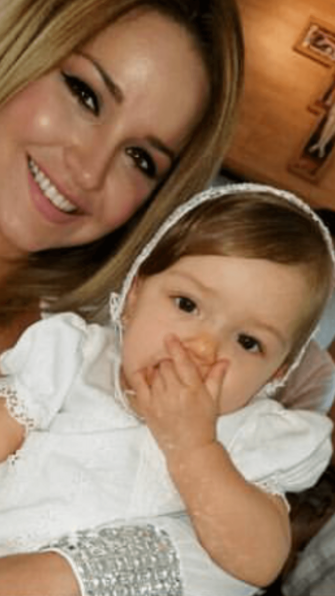 Gredmarie compartió las fotos del momento en que su adorada Kami Kami fue bautizada, por el hermano de su abuelo, quien además la bautizó a ella hace 27 años.