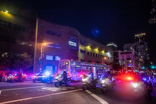 Si bien LAPD ya patrullaba la zona, se necesitó refuerzos para dispersar a la multitud.