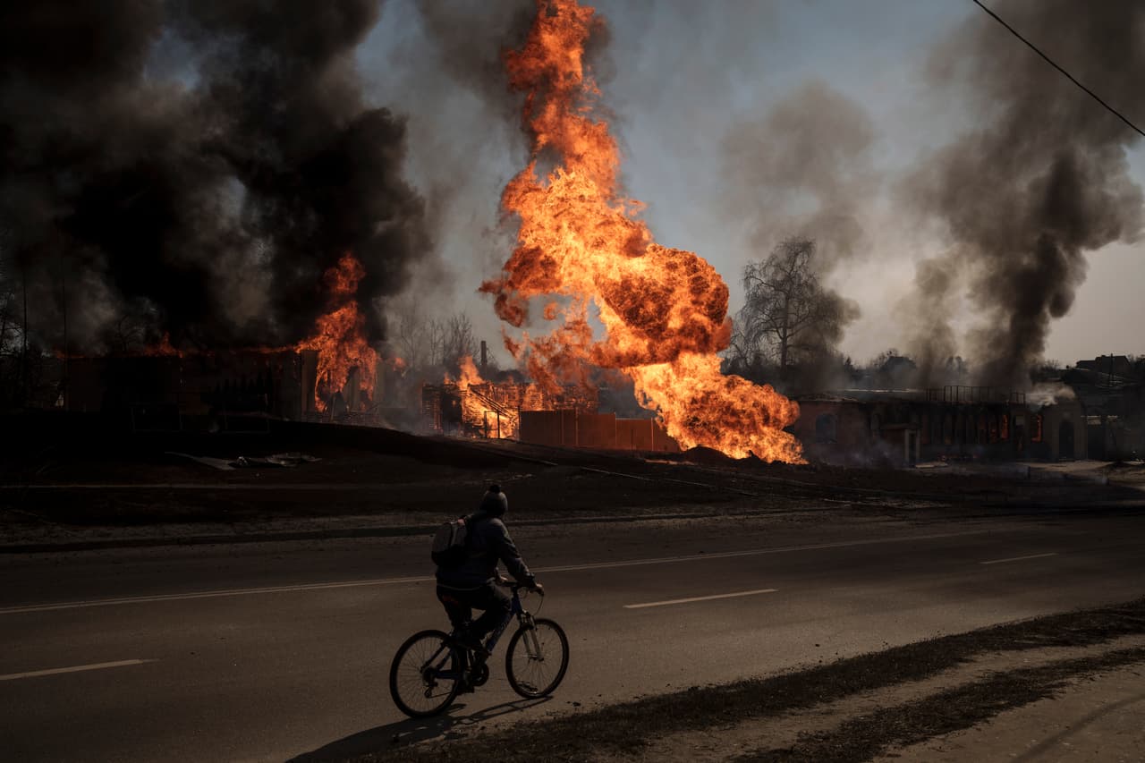 En la foto: Un hombre en bicicleta frente a las llamas y humo luego de un ataque ruso en Járkov, el viernes 25 de marzo.
<br>
<br>Las tropas de Ucrania resistieron en Mariupol por semanas. 
<a href="https://www.univision.com/noticias/mundo/combatientes-ucranianos-mariupol-rusia-neonazis">Cerca de 2.500 soldados se rinden y son hechos prisioneros por Rusia.</a>
<br>