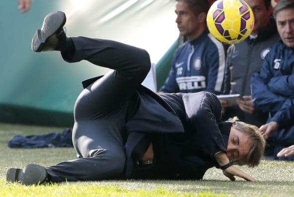 Roberto Mancini es 'noqueado' tras recibir un balonazo en el rostro