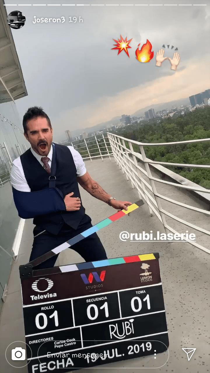 José Ron todavía no se ha recuperado de 
<b><a href="https://www.univision.com/shows/sal-y-pimienta/jose-ron-sigue-trabajando-a-pesar-de-haberse-lesionado-la-espalda-video">la lesión que sufrió</a></b>, pero el mejor antídoto contra el dolor parece ser la emoción que le produce este proyecto.
