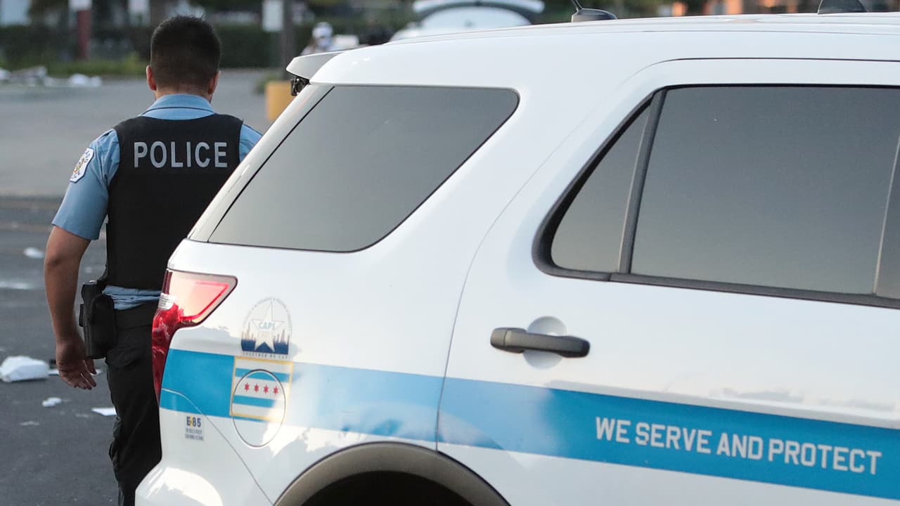 Policía alerta que vecindarios latinos de Chicago se vuelven blanco de un grupo de ladrones con pistola en mano