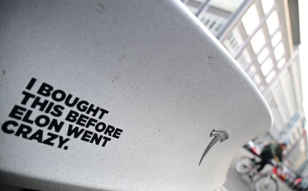 Una pegatina que dice "Compré esto antes de que Elon se volviera loco" se aprecia en un vehículo Tesla en una estación de carga en Berlín, Alemania, este lunes 10 de febrero de 2025.