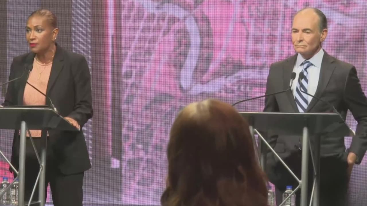 En tres minutos, resumen del debate entre Plummer y Sanchez: ICE, cámaras 'Flock' e impuestos