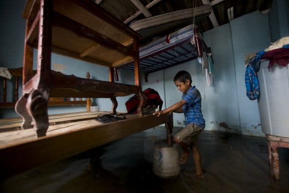 Allí soldados de la marina limpian el barro y acondicionan para la celebración del "grito de independecia". Tradicionalmente esta se hace a la medianoche pero Tlacotalpan, se hará un pequeño acto hacia el mediodía.