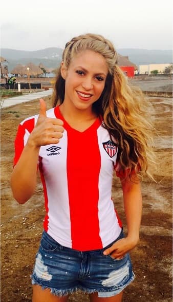 Shakira en cambio publicó en sus redes esta imagen de su más reciente visita a Barranquilla, en donde recibió como regalo la playera del Junior de Barranquilla.