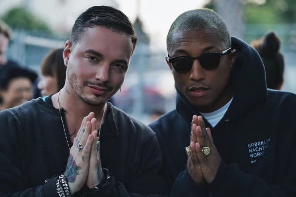 Pero J Balvin prefirió trabajar, y hasta posó junto a Pharrell Williams con quien últimamente ha hecho mancuerna.