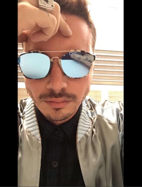 Tampoco se olvidó de tomarse una selfie con estas radiantes gafas de sol.