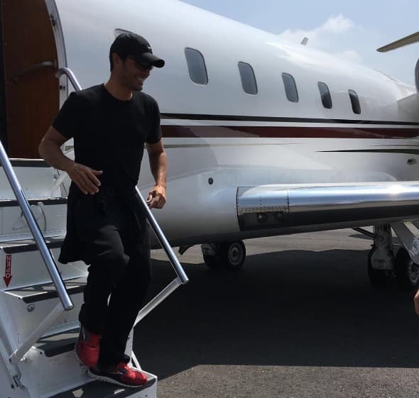 Chayanne anda en México y regaló las imágenes bajando de un jet privado.