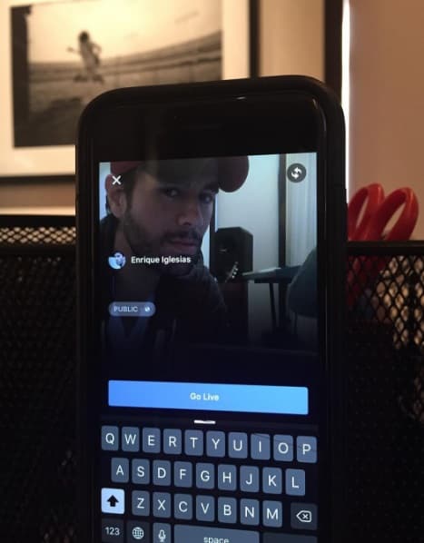 El ídolo español se tomó el tiempo para compartir con sus fans un chat en vivo.