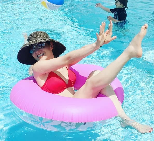 Thalía se refrescó en una piscina con este sexy bikini fucsia y hasta presumió las fotos.