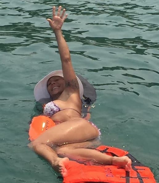 Pero Alejandra Guzmán tampoco dejó a sus fanáticos con las ganas, ella se despojó de la ropa para disfrutar de la playa.