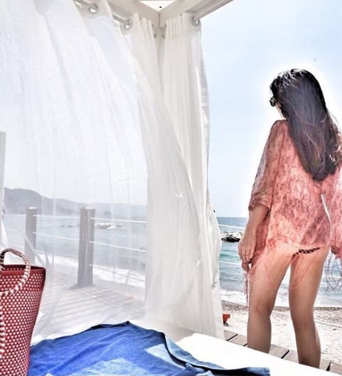 ¿Quién es esta belleza que también mostró bikinazo? Es Ana Brenda Contreras, que mostó cómo se relaja cuando no está trabajando.