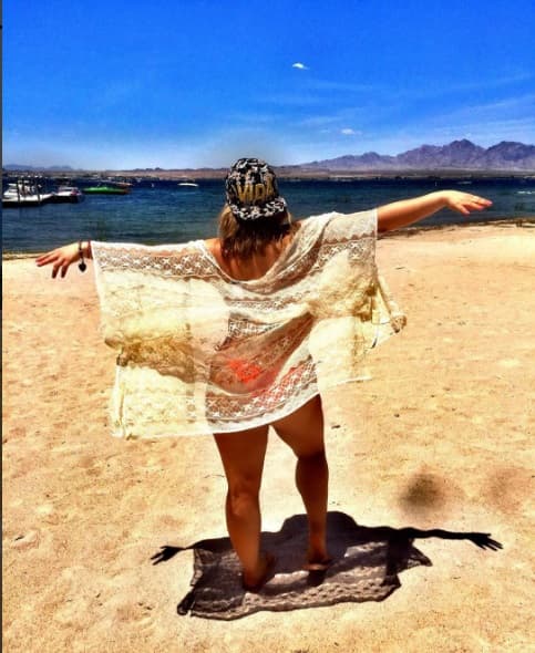 WOW! Chiquis posó frente al mar y reveló de esta manera sus curvas, las cuales lució bajo el sol con este bikini color naranja. Así presume los resultados de su dieta y ejercicio, ¿qué otras nominadas anduvieron en poquita ropa?