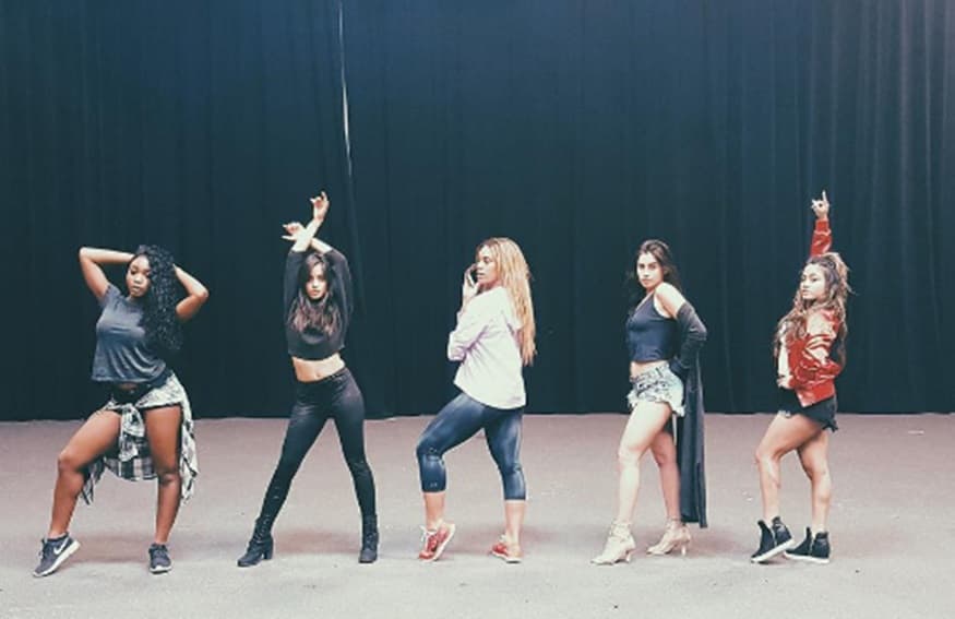 Las chicas de Fifth Harmony no dejan de prepararse, y mostraron una foto de los ensayos y por qué no, un poco de su exuberante belleza.