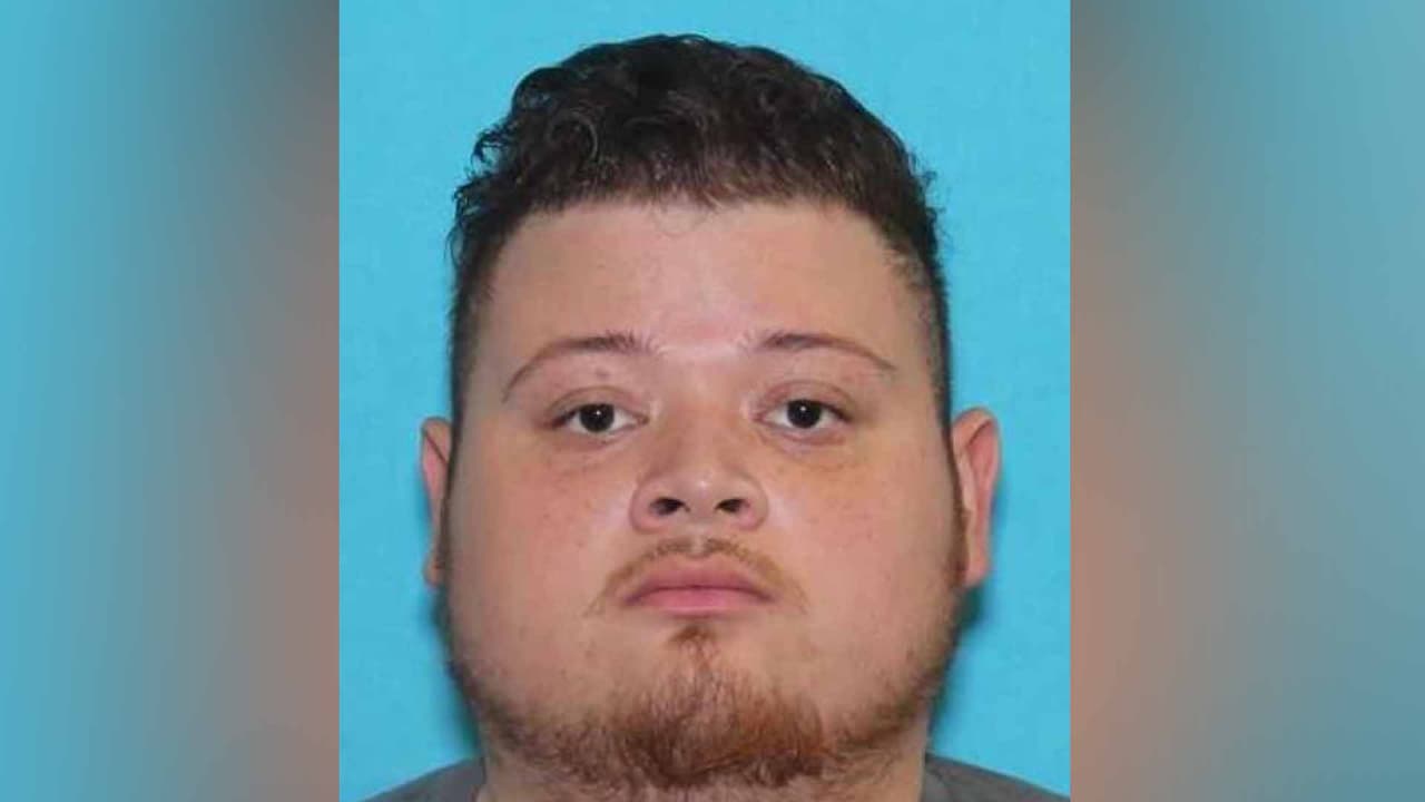 Una orden de arresto también pesa sobre Yandro Oskar Menéndez. Las autoridades dieron a conocer que los fondos incautados se utilizarán para comprar nuevos equipos de aplicación de la ley.