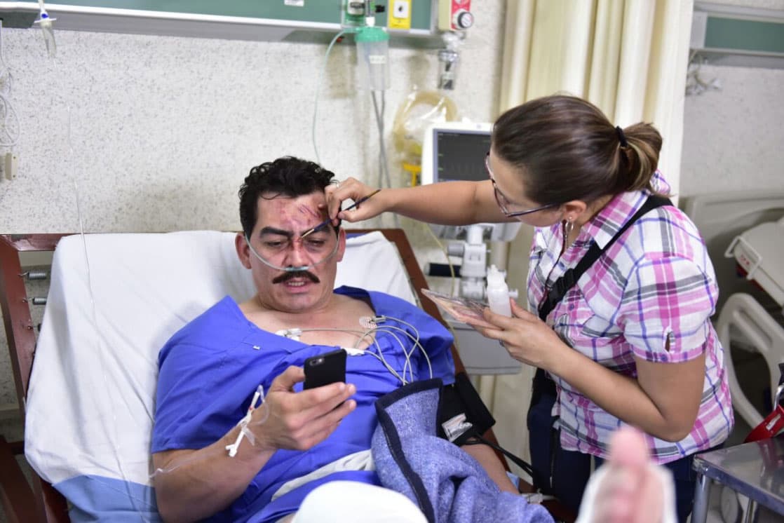 El equipo de caracterizaciones se encargó de maquillar a José Manuel para que pareciera golpeado por el accidente.