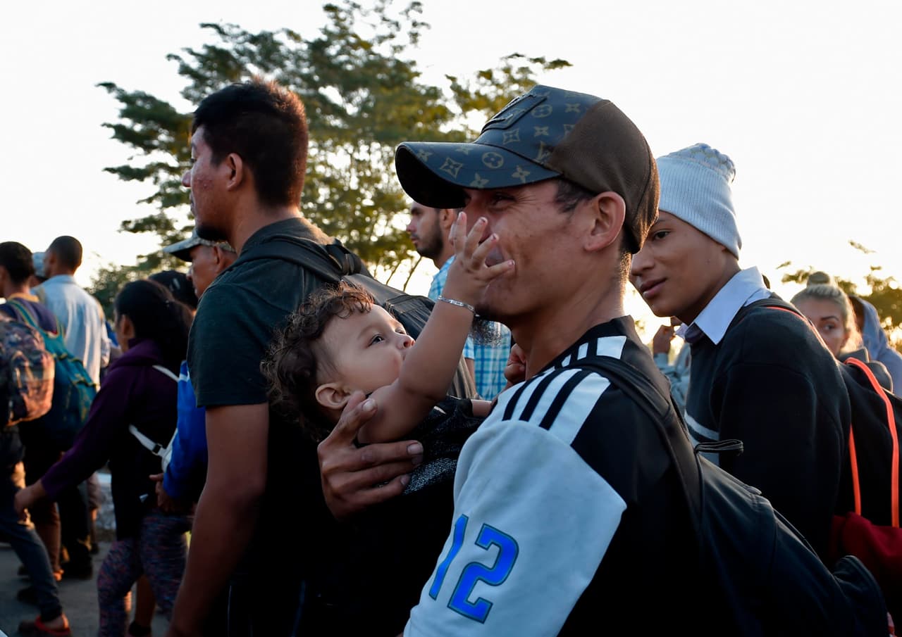 Más de 3,500 migrantes integran el grupo, según estimaciones de autoridades migratorias centroamericanas.