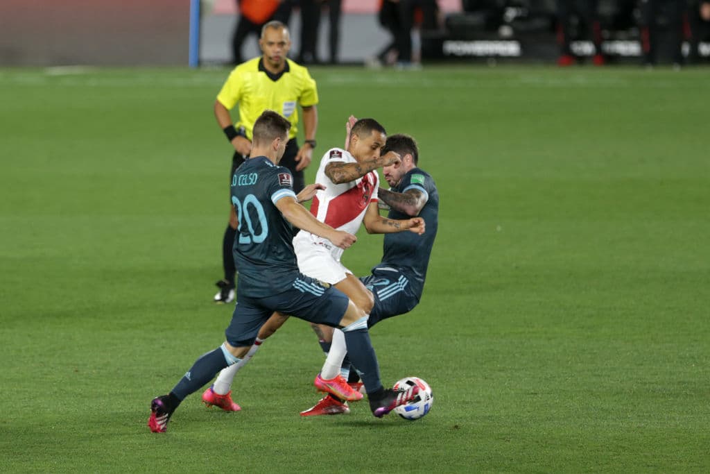 Lautaro Martínez saca un cabezazo al final del primer tiempo y le da la victoria 1-0 a Argentina sobre Perú.