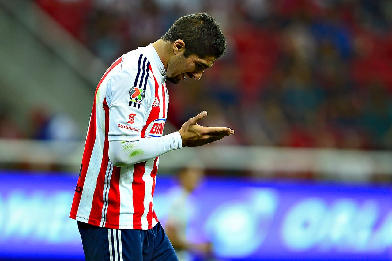 Jair Pereira se resintió de lesión y es duda de Chivas ante Puebla