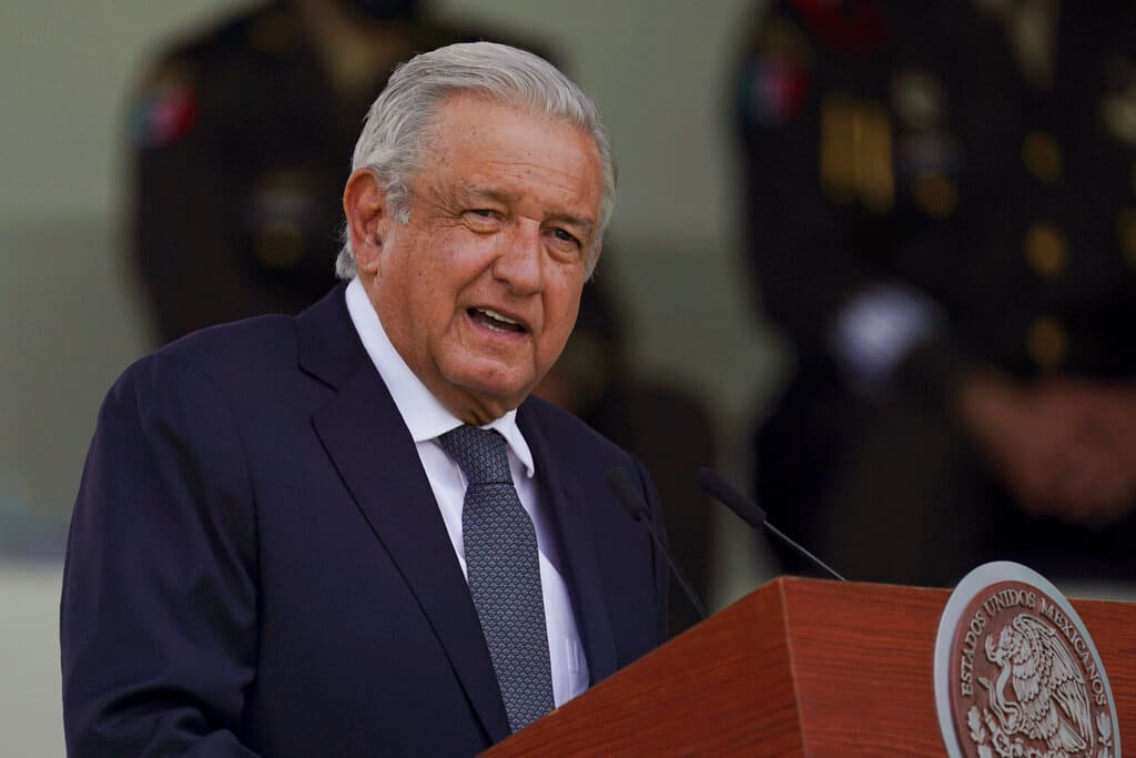 El presidente de México, Andrés Manuel López Obrador, da positivo a covid-19 y asegura que tiene "síntomas leves"